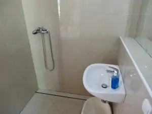 koupelna se sprchou, umyvadlem a WC v přízemí