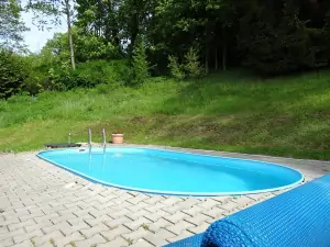 zapuštěný elektricky vyhřívaný bazén (7 x 3 x 1,5 m)
