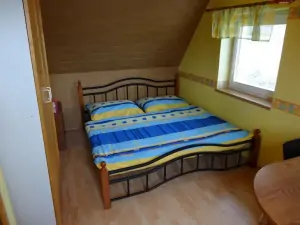 ložnice s dvojlůžkem a lůžkem