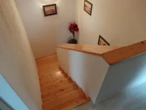 schodiště do podkroví, kde se nacházejí 2 samostatné ložnice