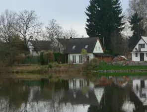 chata Vlachovice leží přímo na břehu Vlachnovického rybníka a nabízí pronájem pro 4 až 5 osob