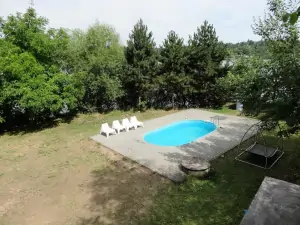 zapuštěný bazén nabízí během horkého léta ideální osvěžení