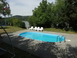 zapuštěný bazén na zahradě