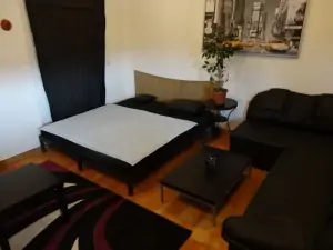 ložnice s dvojlůžkem, rozkládacím gaučem pro 1 osobu a TV