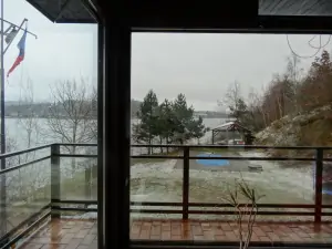 zimní výhled ze společenské místnosti č. 1 k bazénu a na Brněnskou přehradu