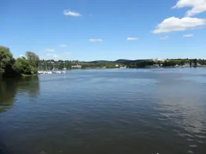 Brněnská přehrada (možnost koupání, rybaření, vodních sportů)