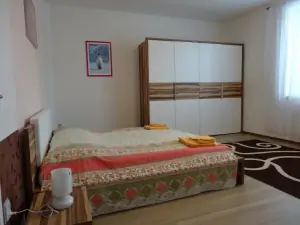 apartmán č. 1 - ložnice s dvojlůžkem a rozkládacím lůžkem pro 2 osoby