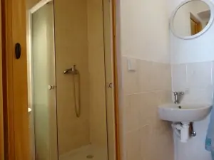sociální zařízení - koupelna se sprchovým koutem a umyvadlem