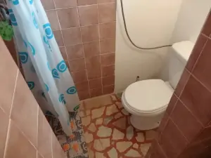 koupelna se sprchou, WC a umyvadlem