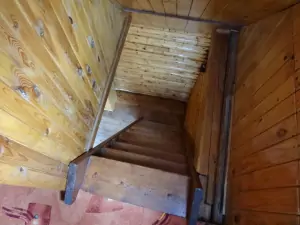 do ložnice vedou příkré schody