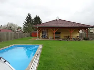 na zahradě je k dispozici zapuštěný bazén (6 x 3 x 1,3 m)