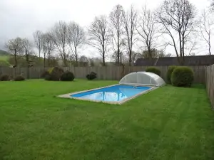zapuštěný bazén (6 x 3 x 1,3 m) s odsuvným zastřešením