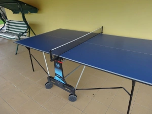 stolní tenis a houpací lavice na zastřešené terase