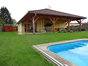 rekreační dům Ratibořské Hory se nachází v oplocené zahradě