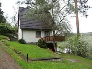 chata Hněvkovice na levém břehu Vltavy se nachází v pěkném prostředí chatové osady přímo nad řekou Vltavou (jaro)