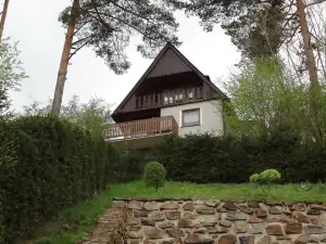 chata Hněvkovice na levém břehu Vltavy (jaro)