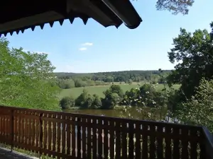 výhled z terasy na řeku Vltavu a protilehlý břeh (léto)