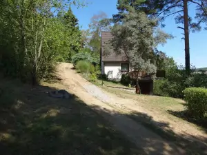 chata Hněvkovice na levém břehu Vltavy se nachází v pěkném prostředí chatové osady přímo nad řekou Vltavou (léto)