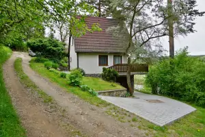 chata Hněvkovice na levém břehu Vltavy  včetně nové vydlážděné plochy (parkování pro 1 auto)