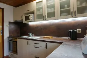 kuchyňský kout je od obytného pokoje opticky oddělen