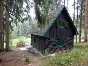 chata Pořešín leží v malebném údolí na kraji lesa s výhledem k řece Malši