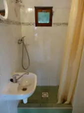 koupelna je vybavena sprchovým koutem, umyvadlem a WC 