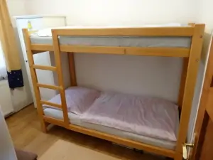 ložnice s patrovou postelí v přízemí