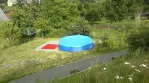 v létě je k dispozici kruhový nadzemní bazén