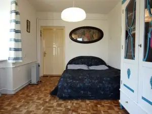 ložnice s dvojlůžkem v přízemí