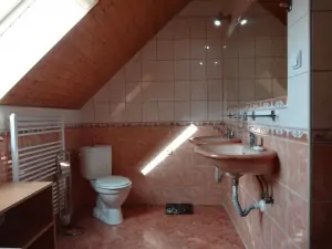 koupelna s rohovou vanou, WC a 2 umyvadly v podkroví