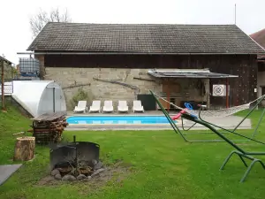 zapuštěný bazén (6 x 3 x 1,2 m) s odsuvným zastřešením, protiproudem a solárním ohřevem