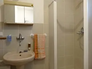 koupelna v přízemí s vanou, sprchovým koutem a umyvadlem