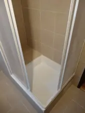 koupelna v podkroví se sprchovým koutem a umyvadlem
