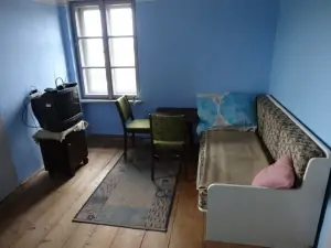pokoj s lůžkem, rozkládacím gaučem pro 1 osobu a TV