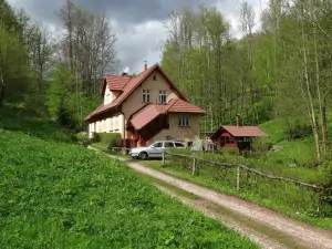 chalupa Bolkov se nachází v horské osadě na malebné polosamotě u lesa a potoka