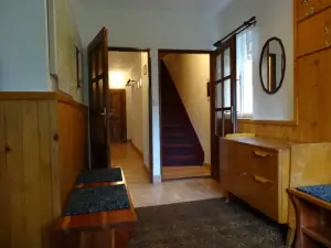 vstupní veranda - z ní se vstupuje do chodby v přízemí nebo na schodiště vedoucí do podkroví