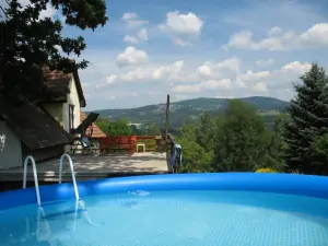 během letních prázdnin je k dispozici zahradní bazén (průměr 3,6 m)