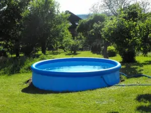 během letních prázdnin je k dispozici zahradní bazén (průměr 3,6 m)
