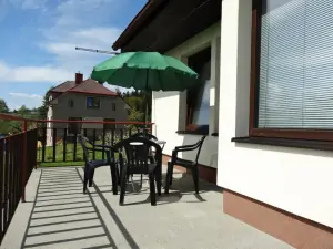 zahradní nábytek se slunečníkem na balkoně
