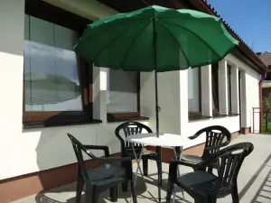 zahradní nábytek se slunečníkem na balkoně