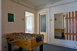 vstupní chodba s hracím stolem (stolním fotbálkem)