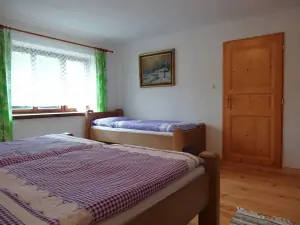 ložnice s dvojlůžkem, lůžkem a dětskou postelí