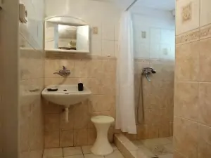 v chatě se nacházejí 2 koupelny se sprchovým koutem, umyvadlem a WC