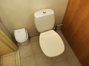 WC v koupelně (odděleno dveřmi)