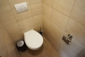samostatné WC v suterénu u herny