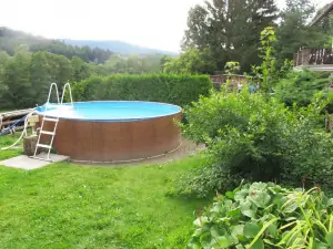 u chaty je k dispozici zahradní bazén (průměr 4,5 m, hloubka 1,1 m)