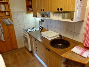 kuchyňský kout je plně vybaven pro vaření a stolování 9 osob