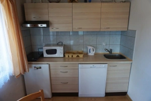 kuchyňský kout je plně vybaven pro vaření a stolování 4 osob