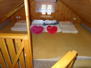 podkrovní otevřená ložnice s matracemi pro 4 osoby