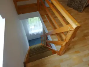 schody - pohled z obytného pokoje do kuchyně
